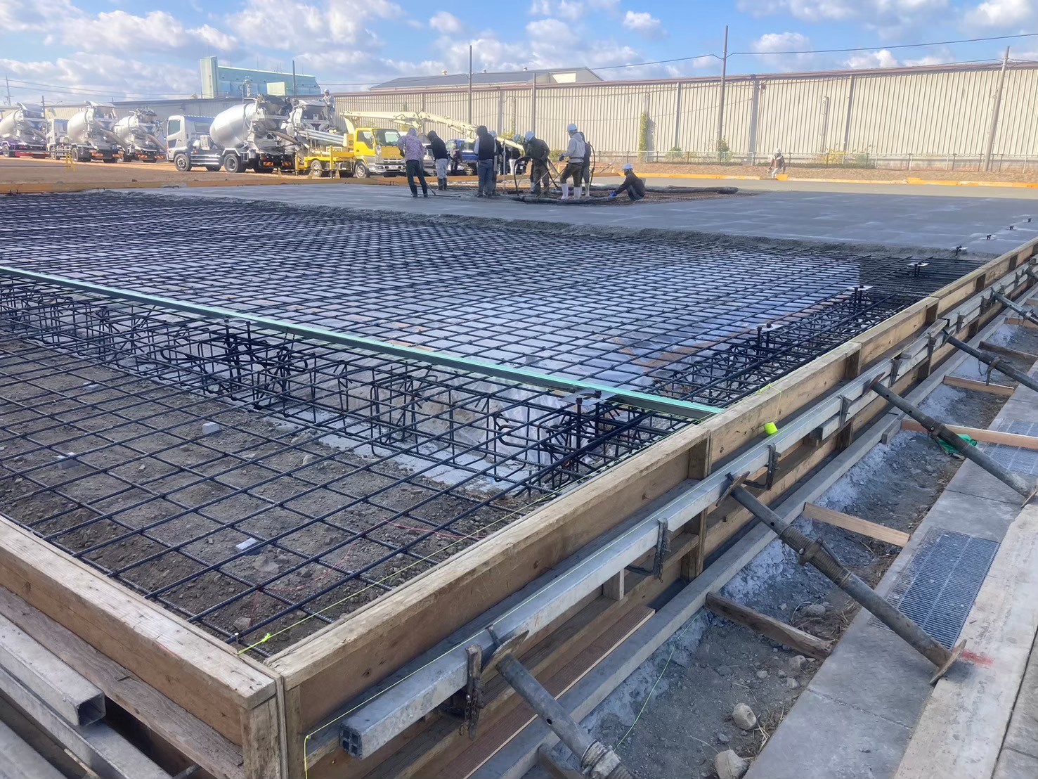 コンクリート打設作業 - 土木工事